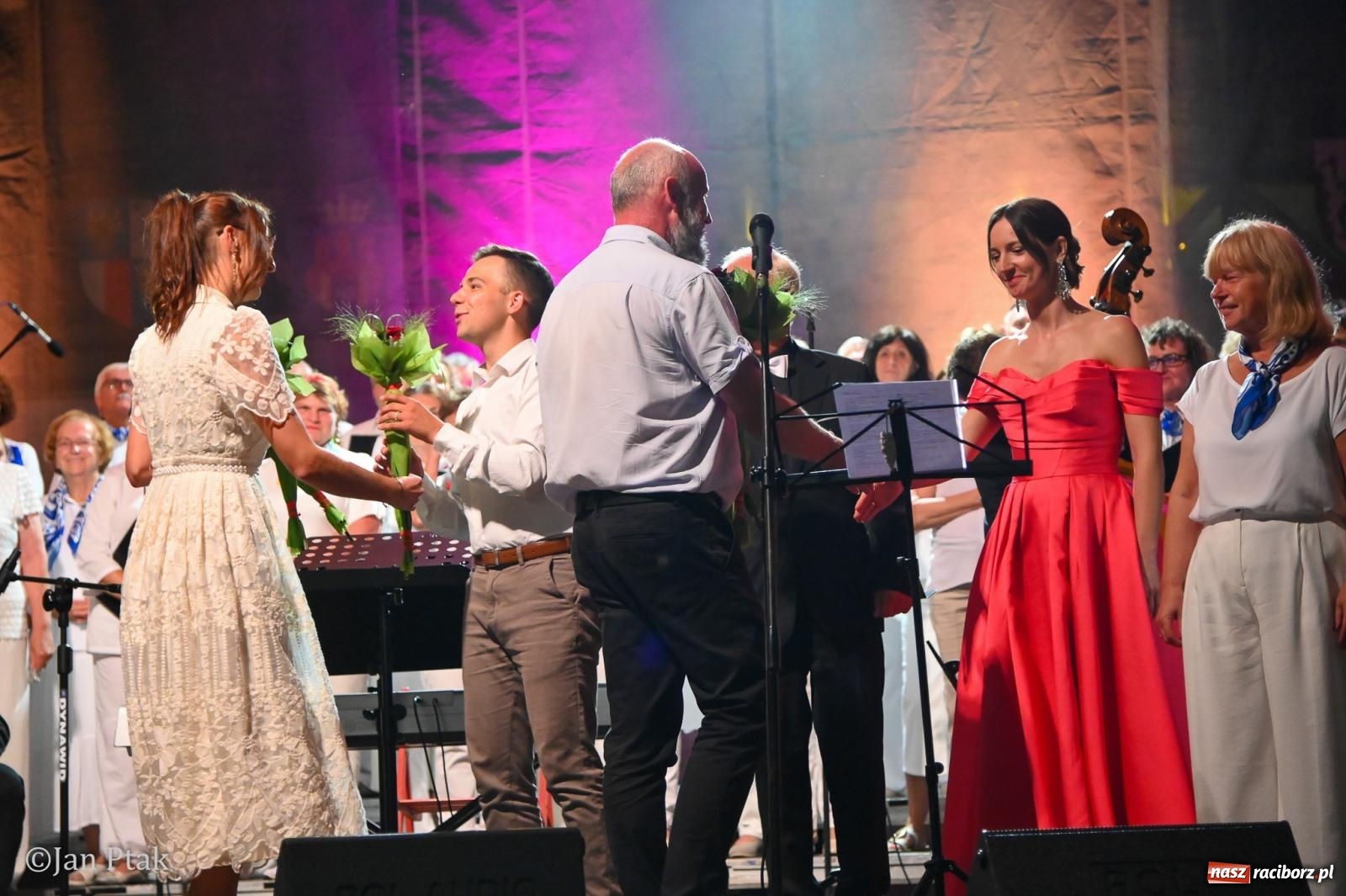 Zdjęcie w galerii na portalu naszraciborz.pl: Chóry zabrzmiały na dziedzińcu Zamku Piastowskiego w Raciborzu. Wyjątkowy koncert z operetką i muzyką filmową w tle  wiadomości z regionu