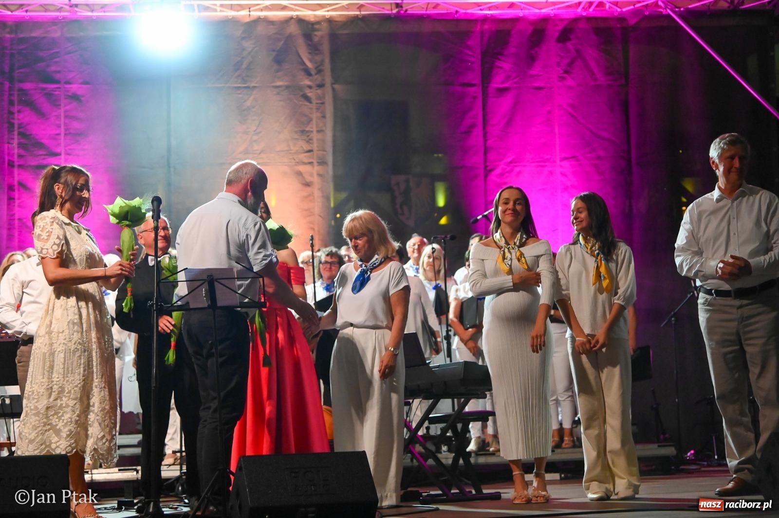 Zdjęcie w galerii na portalu naszraciborz.pl: Chóry zabrzmiały na dziedzińcu Zamku Piastowskiego w Raciborzu. Wyjątkowy koncert z operetką i muzyką filmową w tle  wiadomości z regionu