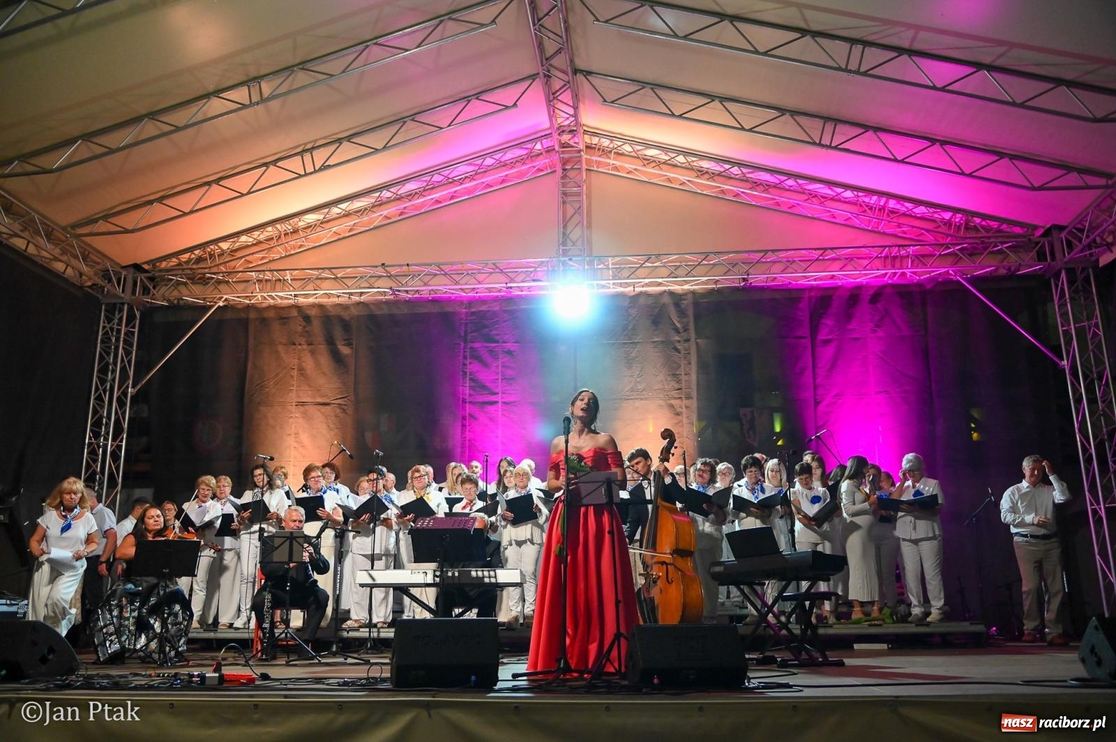 Zdjęcie w galerii na portalu naszraciborz.pl: Chóry zabrzmiały na dziedzińcu Zamku Piastowskiego w Raciborzu. Wyjątkowy koncert z operetką i muzyką filmową w tle  wiadomości z regionu