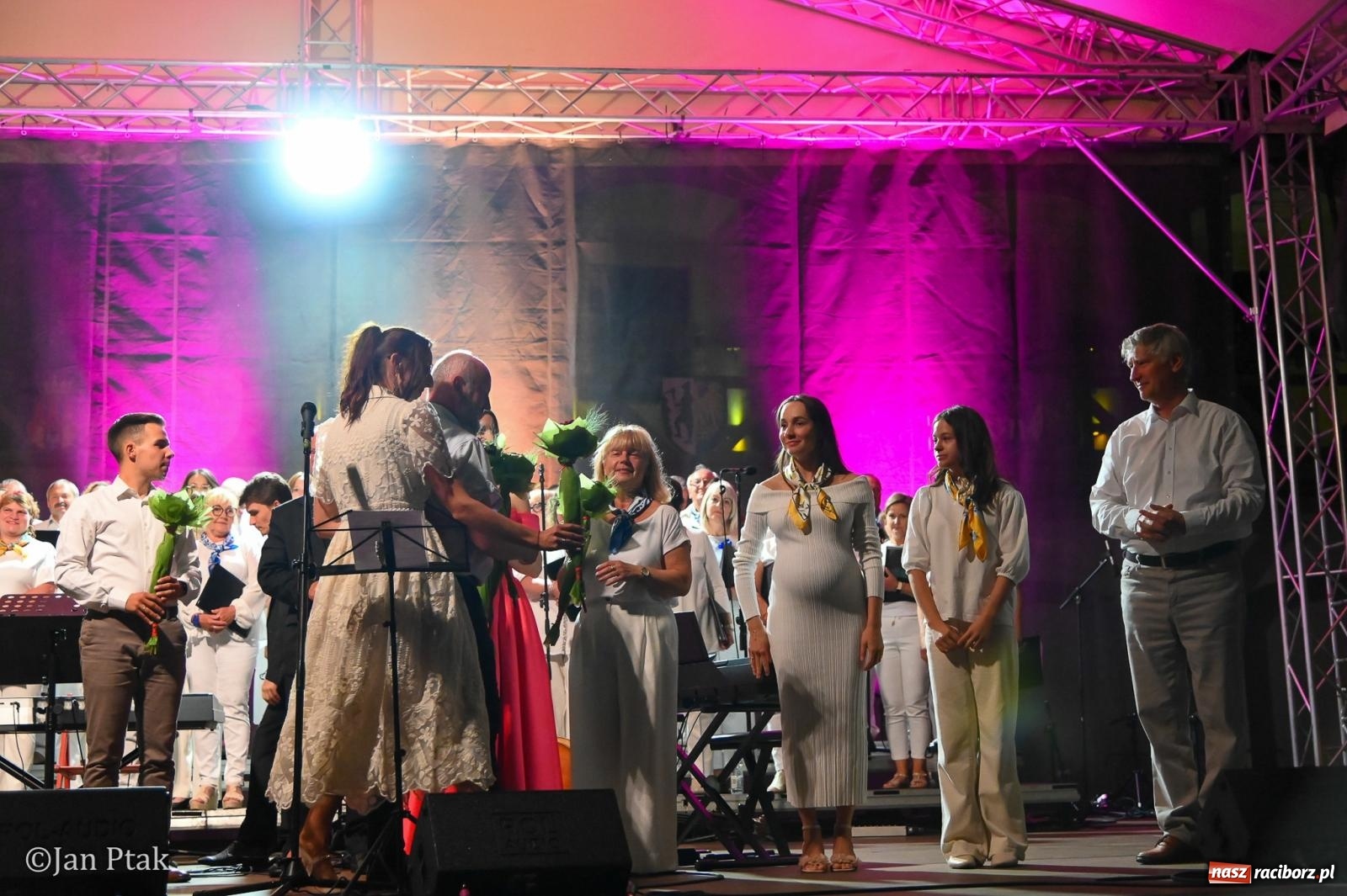 Zdjęcie w galerii na portalu naszraciborz.pl: Chóry zabrzmiały na dziedzińcu Zamku Piastowskiego w Raciborzu. Wyjątkowy koncert z operetką i muzyką filmową w tle  wiadomości z regionu