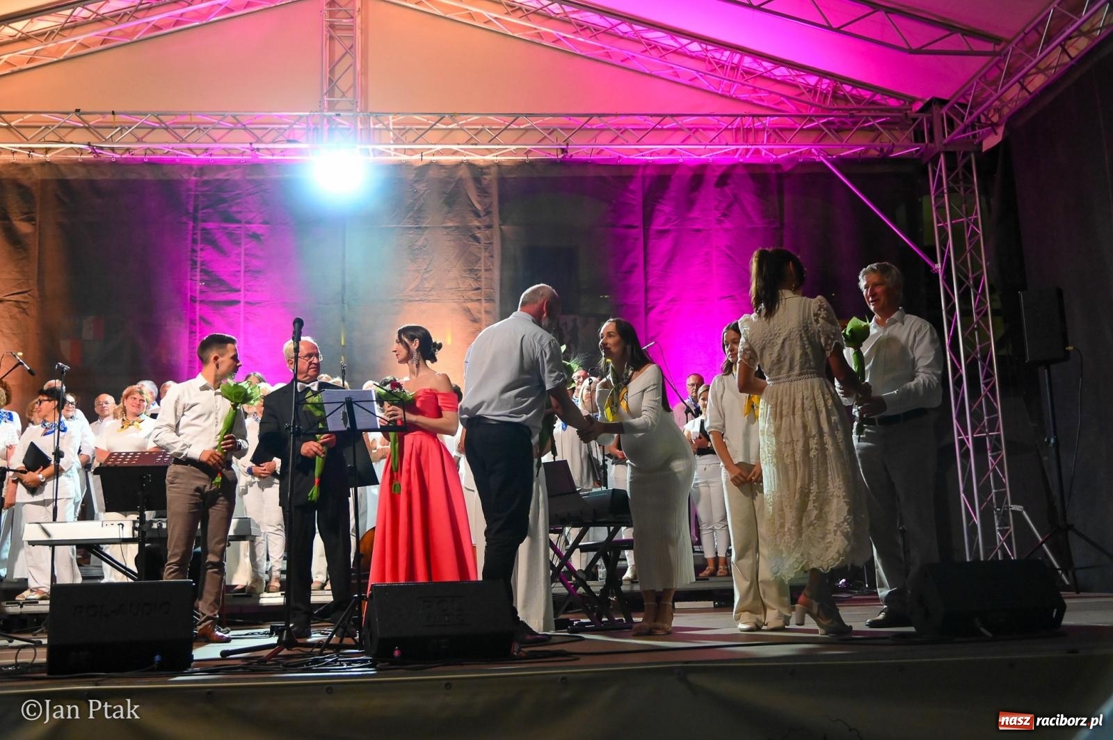 Zdjęcie w galerii na portalu naszraciborz.pl: Chóry zabrzmiały na dziedzińcu Zamku Piastowskiego w Raciborzu. Wyjątkowy koncert z operetką i muzyką filmową w tle  wiadomości z regionu