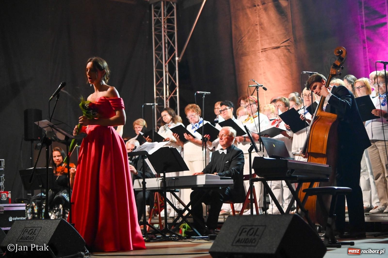 Zdjęcie w galerii na portalu naszraciborz.pl: Chóry zabrzmiały na dziedzińcu Zamku Piastowskiego w Raciborzu. Wyjątkowy koncert z operetką i muzyką filmową w tle  wiadomości z regionu