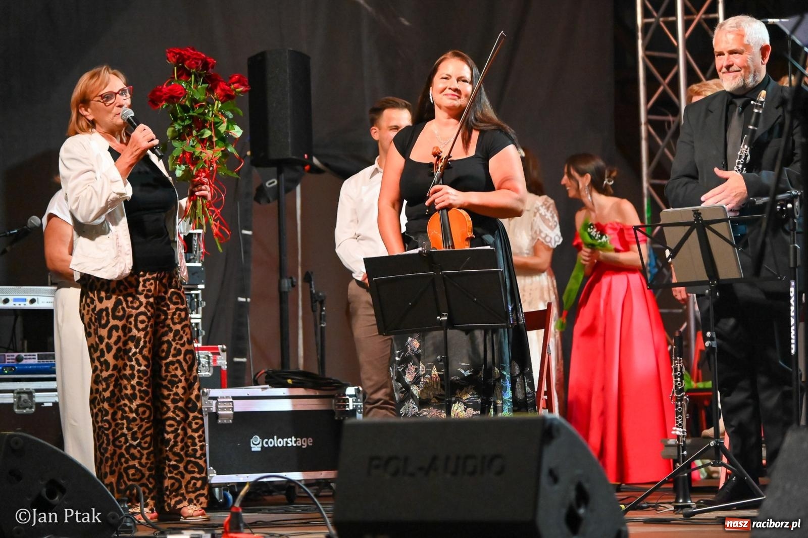 Zdjęcie w galerii na portalu naszraciborz.pl: Chóry zabrzmiały na dziedzińcu Zamku Piastowskiego w Raciborzu. Wyjątkowy koncert z operetką i muzyką filmową w tle  wiadomości z regionu