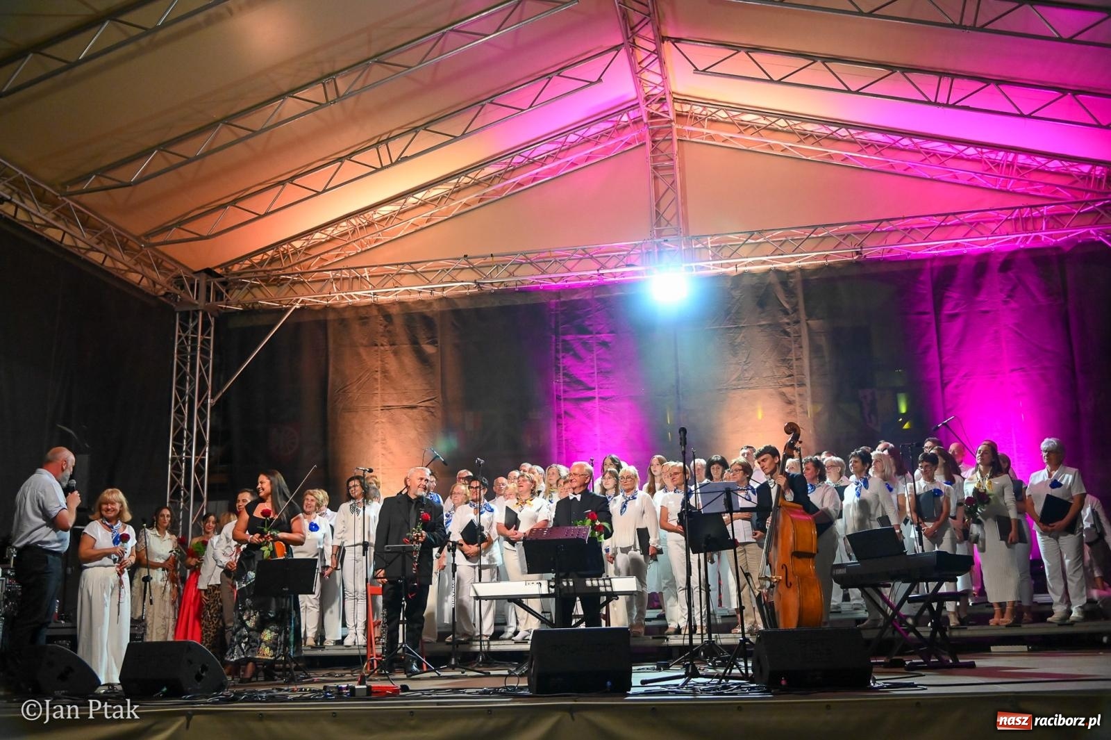 Zdjęcie w galerii na portalu naszraciborz.pl: Chóry zabrzmiały na dziedzińcu Zamku Piastowskiego w Raciborzu. Wyjątkowy koncert z operetką i muzyką filmową w tle  wiadomości z regionu
