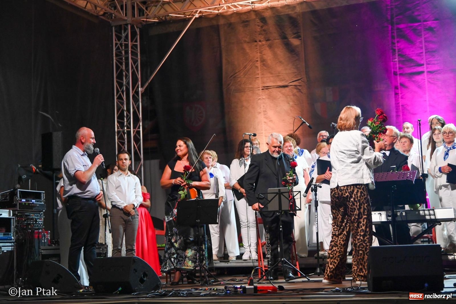 Zdjęcie w galerii na portalu naszraciborz.pl: Chóry zabrzmiały na dziedzińcu Zamku Piastowskiego w Raciborzu. Wyjątkowy koncert z operetką i muzyką filmową w tle  wiadomości z regionu