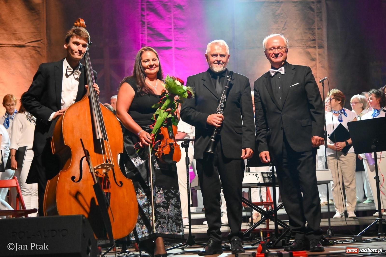 Zdjęcie w galerii na portalu naszraciborz.pl: Chóry zabrzmiały na dziedzińcu Zamku Piastowskiego w Raciborzu. Wyjątkowy koncert z operetką i muzyką filmową w tle  wiadomości z regionu