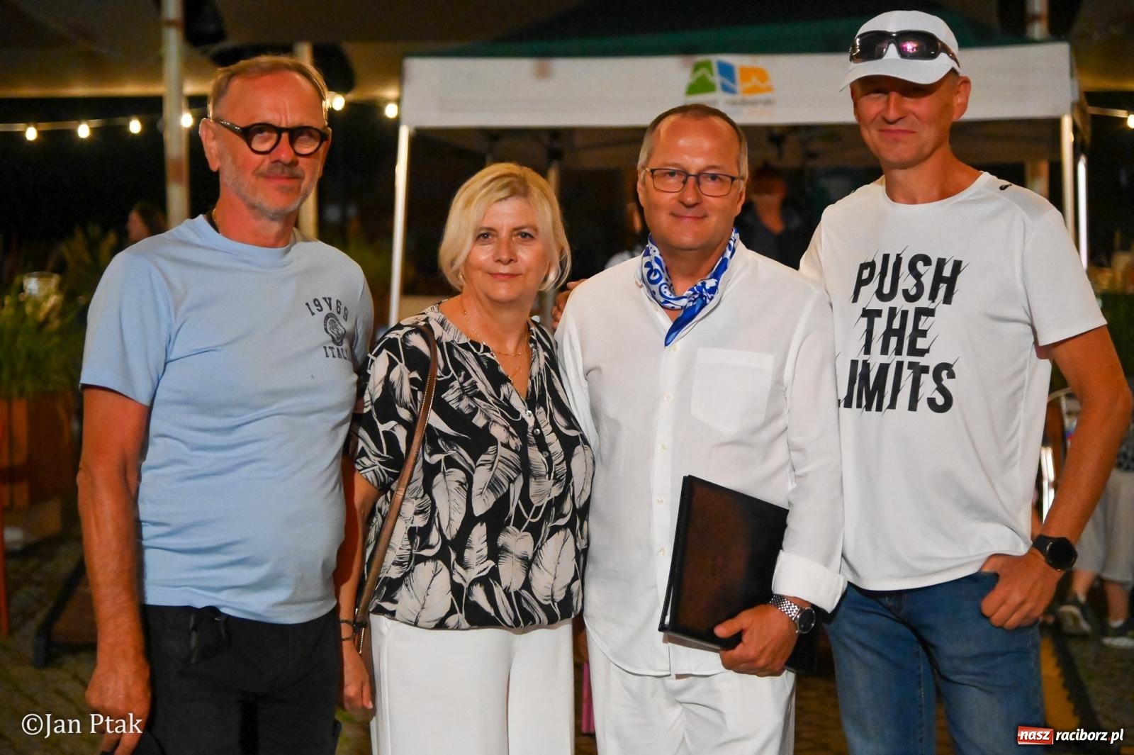 Zdjęcie w galerii na portalu naszraciborz.pl: Chóry zabrzmiały na dziedzińcu Zamku Piastowskiego w Raciborzu. Wyjątkowy koncert z operetką i muzyką filmową w tle  wiadomości z regionu