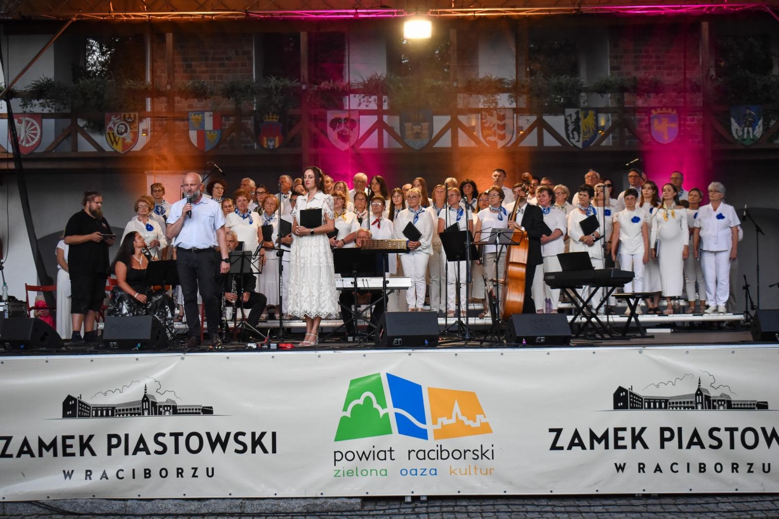 Zdjęcie w galerii na portalu naszraciborz.pl: Muzyka filmowa wypełniła sobotni wieczór na zamku wiadomości z regionu
