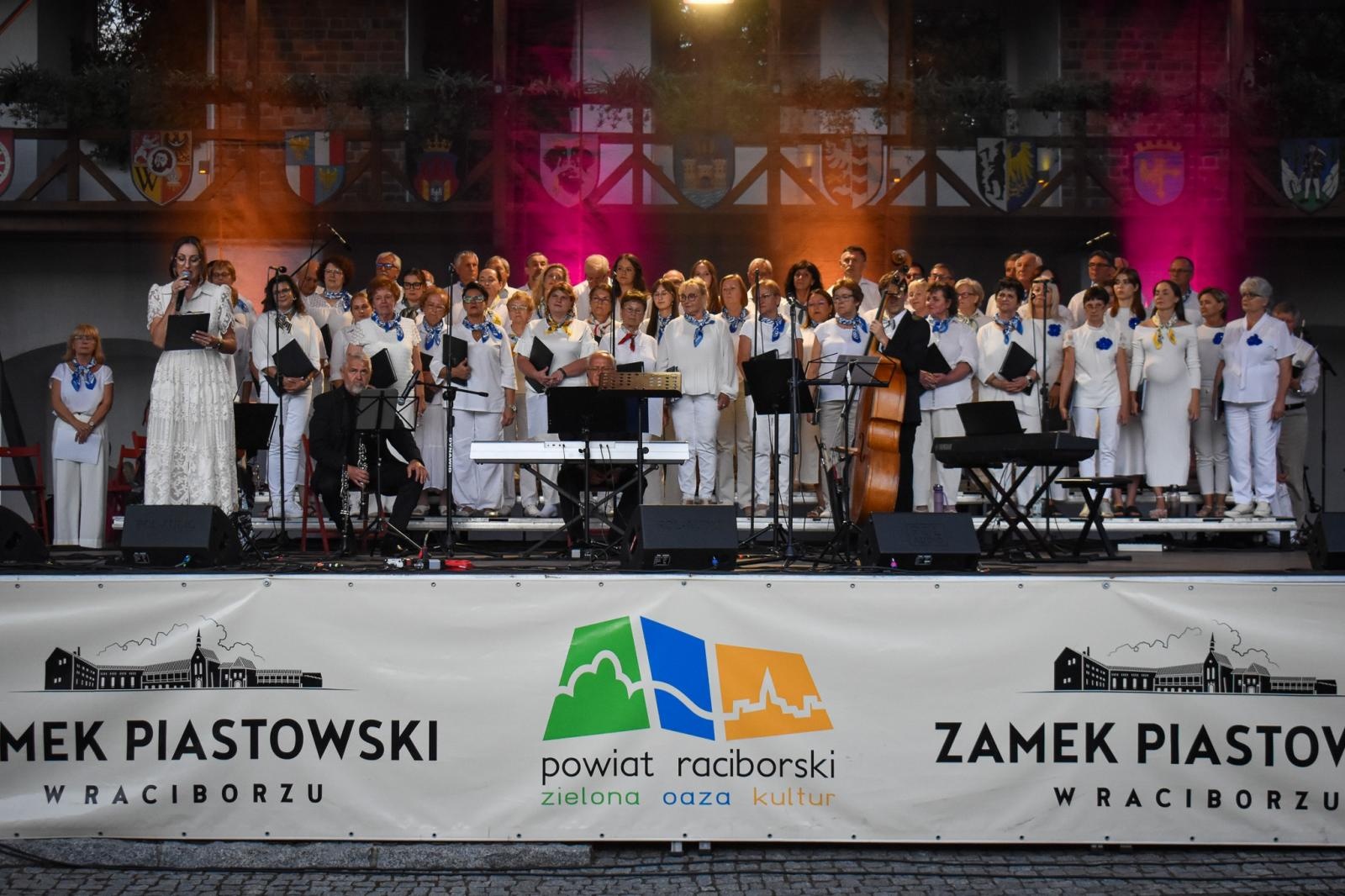 Zdjęcie w galerii na portalu naszraciborz.pl: Muzyka filmowa wypełniła sobotni wieczór na zamku wiadomości z regionu