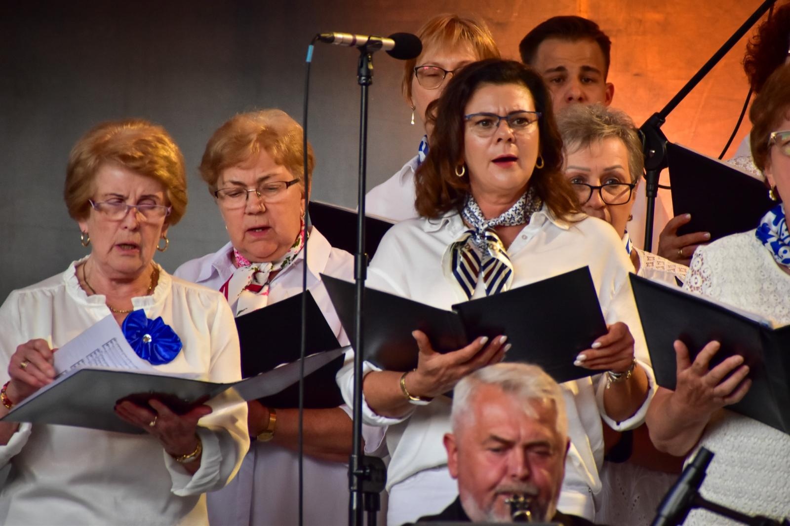 Zdjęcie w galerii na portalu naszraciborz.pl: Muzyka filmowa wypełniła sobotni wieczór na zamku wiadomości z regionu