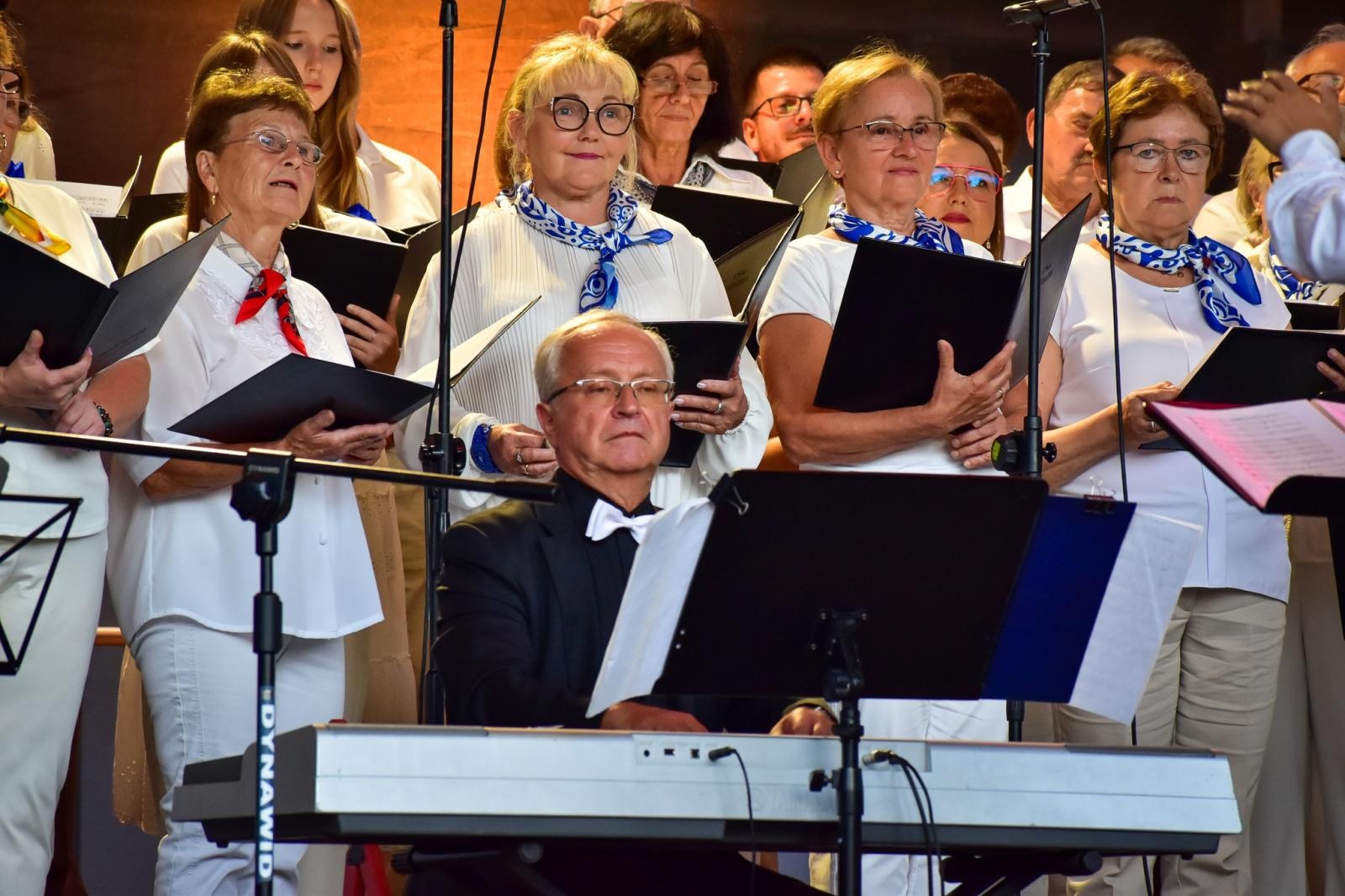 Zdjęcie w galerii na portalu naszraciborz.pl: Muzyka filmowa wypełniła sobotni wieczór na zamku wiadomości z regionu