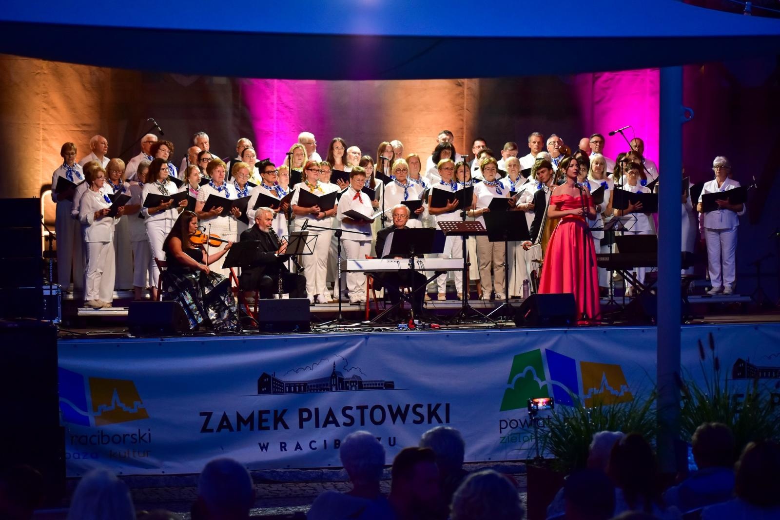 Zdjęcie w galerii na portalu naszraciborz.pl: Muzyka filmowa wypełniła sobotni wieczór na zamku wiadomości z regionu
