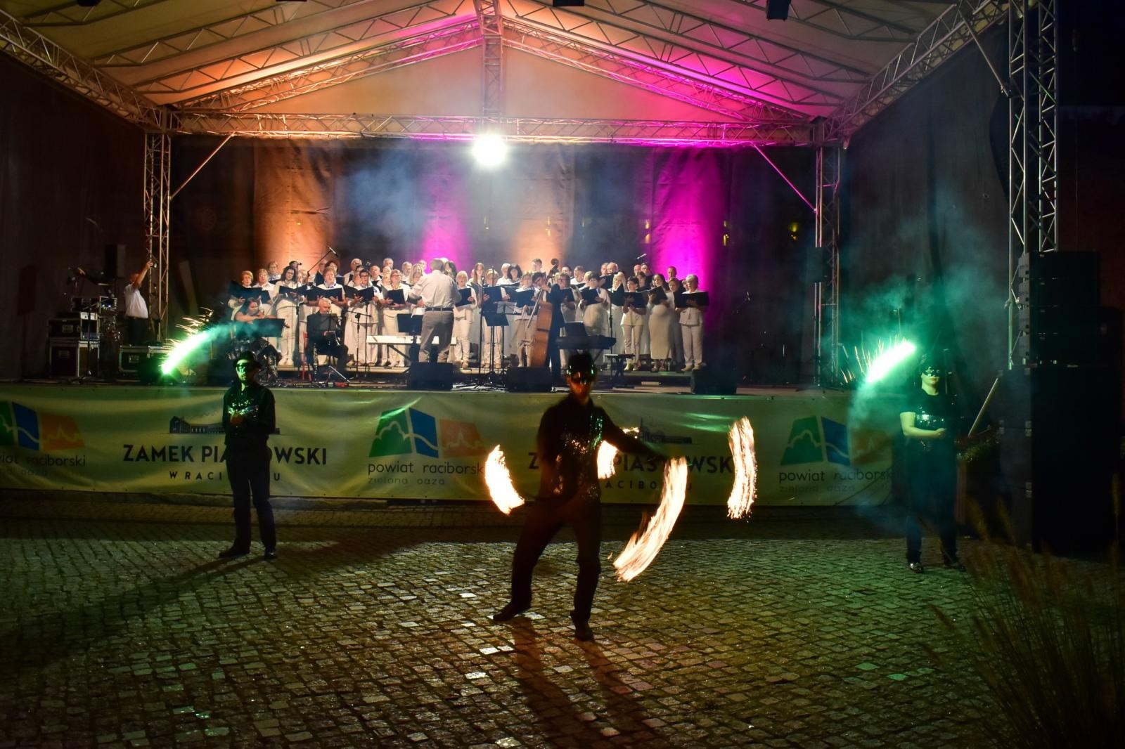 Zdjęcie w galerii na portalu naszraciborz.pl: Muzyka filmowa wypełniła sobotni wieczór na zamku wiadomości z regionu