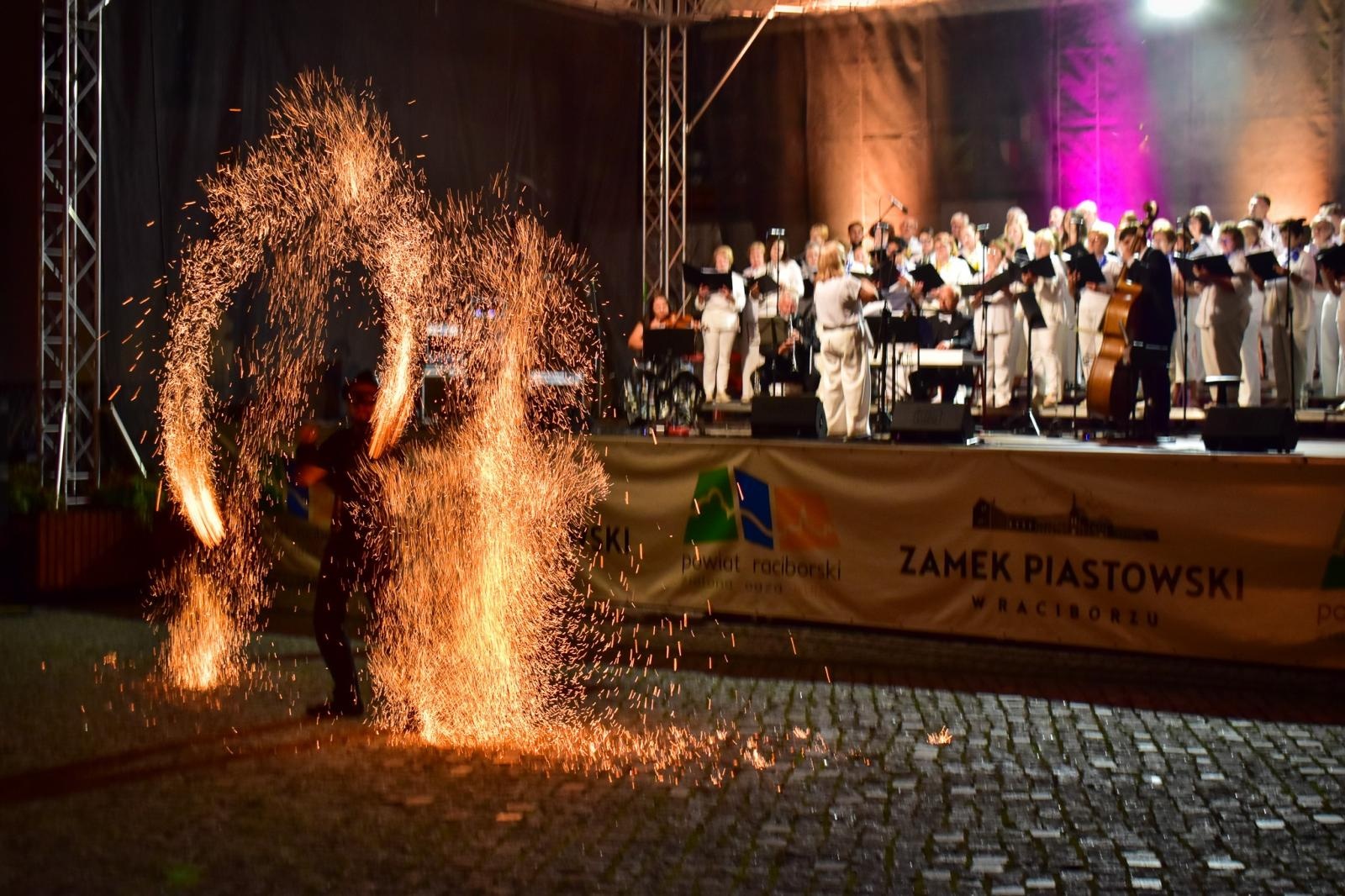 Zdjęcie w galerii na portalu naszraciborz.pl: Muzyka filmowa wypełniła sobotni wieczór na zamku wiadomości z regionu