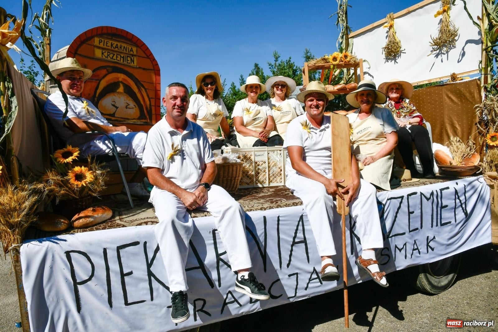 Zdjęcie w galerii na portalu naszraciborz.pl: Dożynkowy korowód ruszył z Pogrzebienia. Święto plonów trwa w Kornowacu [FOTO i WIDEO] wiadomości z regionu