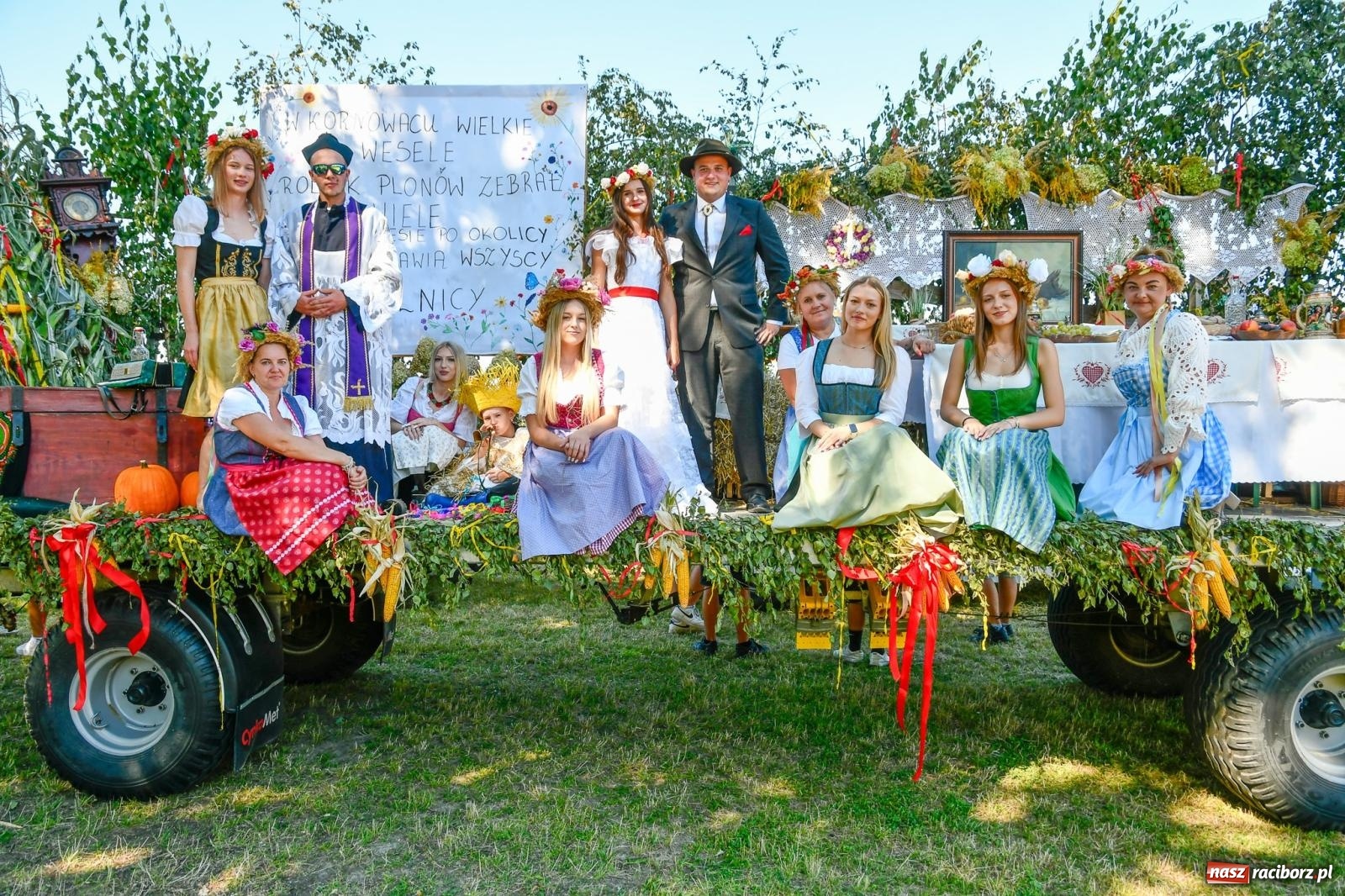 Zdjęcie w galerii na portalu naszraciborz.pl: Dożynkowy korowód ruszył z Pogrzebienia. Święto plonów trwa w Kornowacu [FOTO i WIDEO] wiadomości z regionu