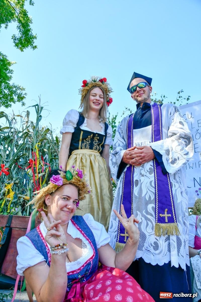Zdjęcie w galerii na portalu naszraciborz.pl: Dożynkowy korowód ruszył z Pogrzebienia. Święto plonów trwa w Kornowacu [FOTO i WIDEO] wiadomości z regionu
