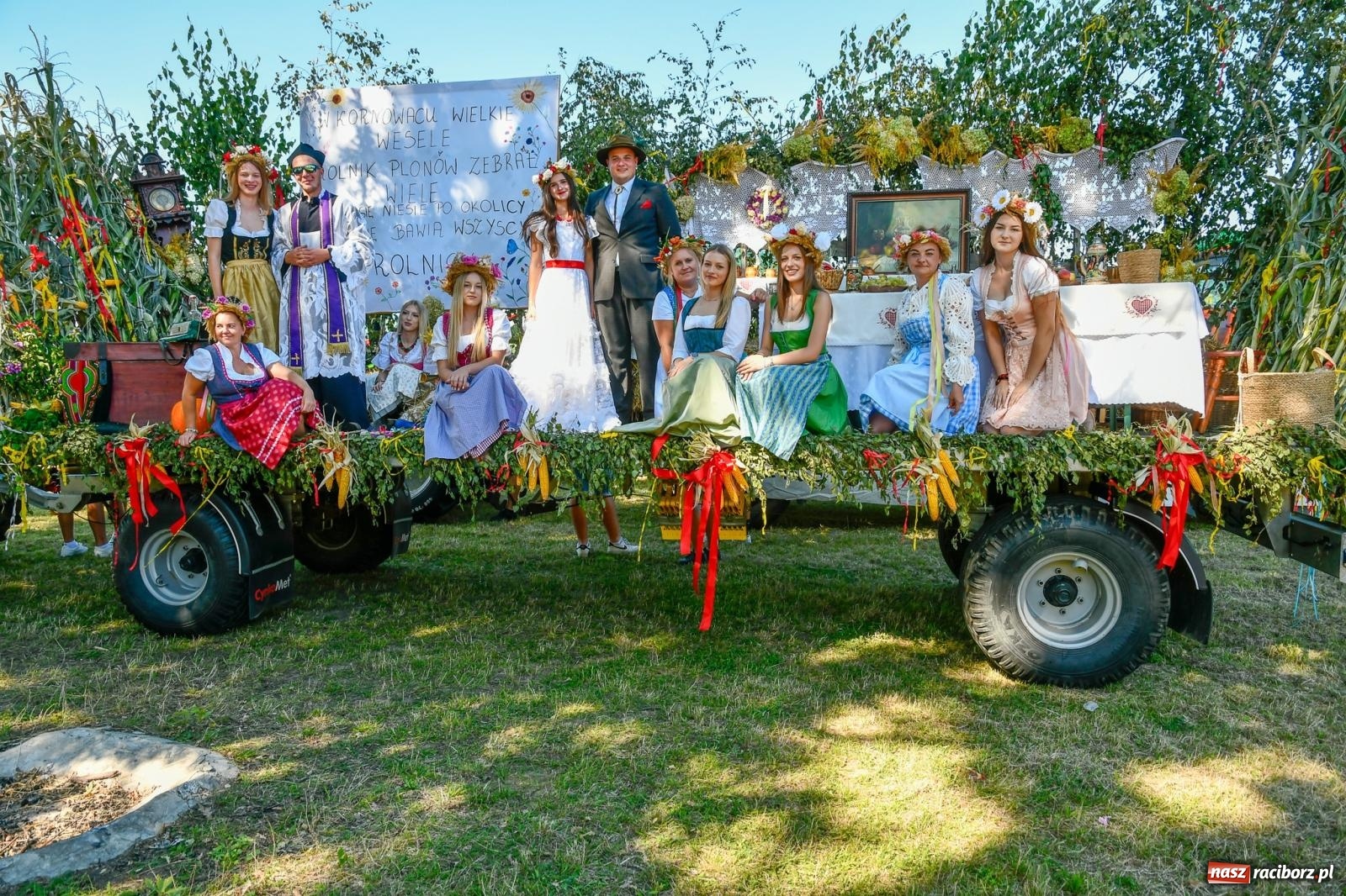 Zdjęcie w galerii na portalu naszraciborz.pl: Dożynkowy korowód ruszył z Pogrzebienia. Święto plonów trwa w Kornowacu [FOTO i WIDEO] wiadomości z regionu