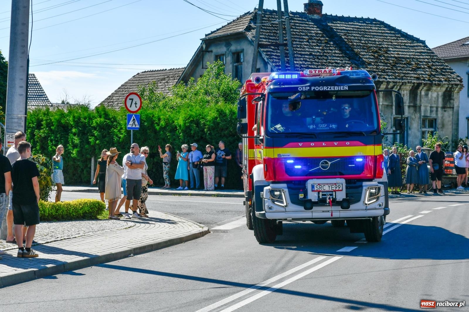 Zdjęcie w galerii na portalu naszraciborz.pl: Dożynkowy korowód ruszył z Pogrzebienia. Święto plonów trwa w Kornowacu [FOTO i WIDEO] wiadomości z regionu