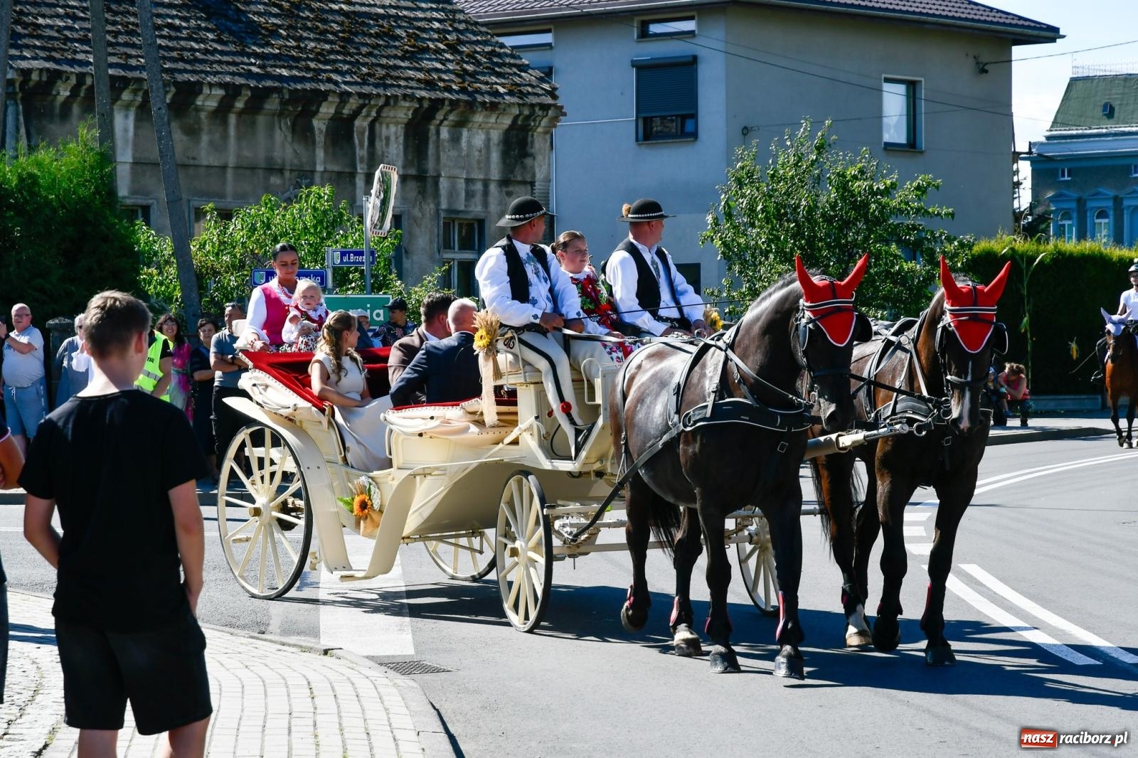 Zdjęcie w galerii na portalu naszraciborz.pl: Dożynkowy korowód ruszył z Pogrzebienia. Święto plonów trwa w Kornowacu [FOTO i WIDEO] wiadomości z regionu