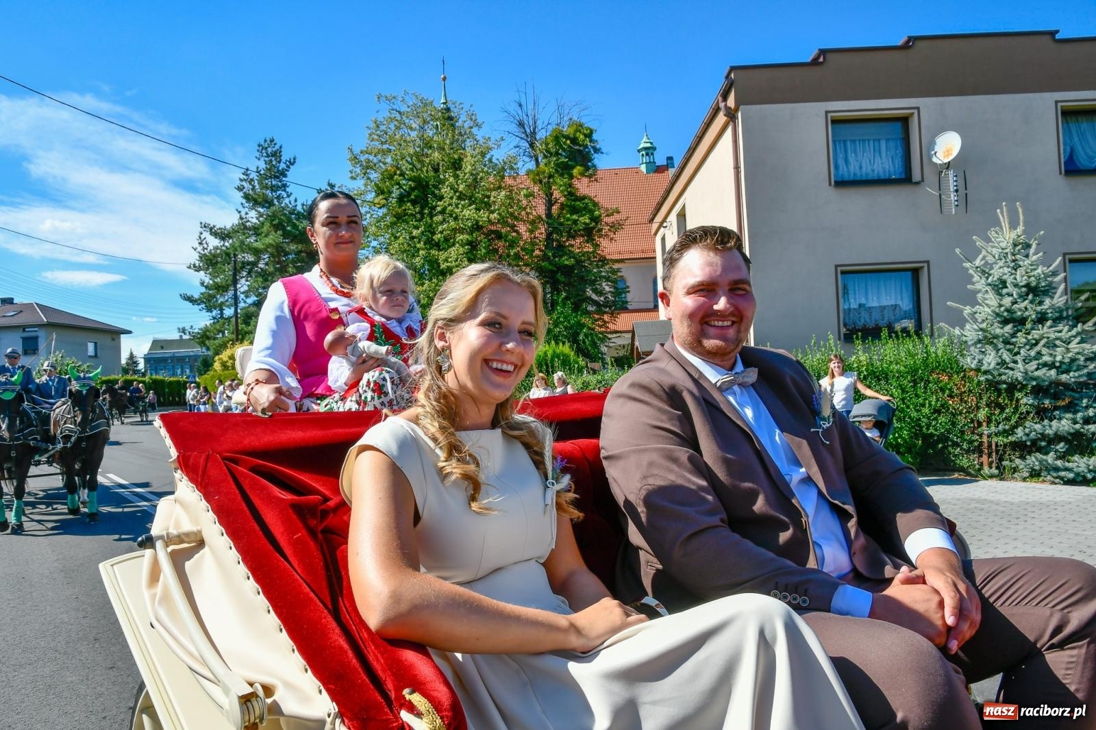Zdjęcie w galerii na portalu naszraciborz.pl: Dożynkowy korowód ruszył z Pogrzebienia. Święto plonów trwa w Kornowacu [FOTO i WIDEO] wiadomości z regionu