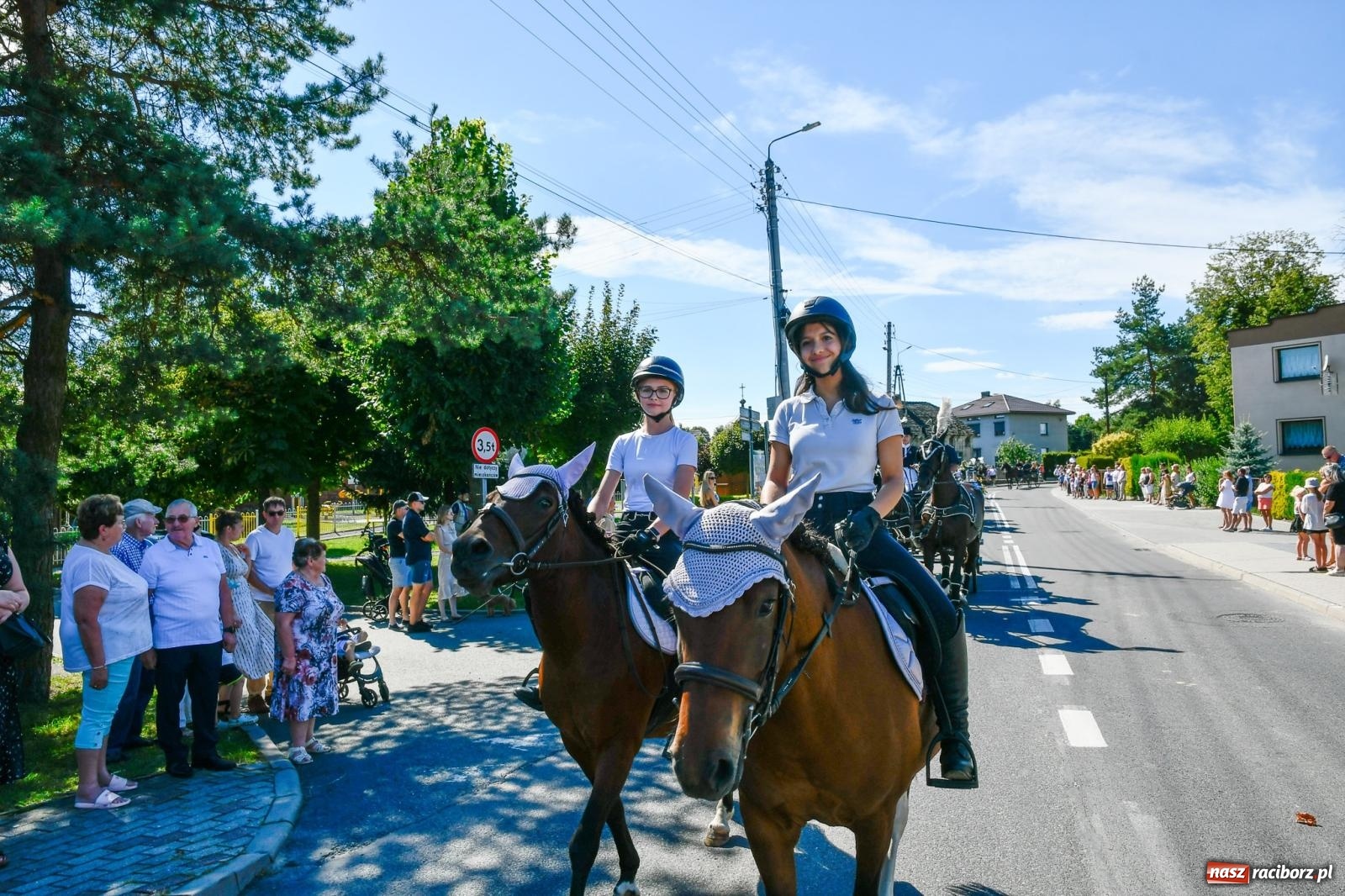 Zdjęcie w galerii na portalu naszraciborz.pl: Dożynkowy korowód ruszył z Pogrzebienia. Święto plonów trwa w Kornowacu [FOTO i WIDEO] wiadomości z regionu