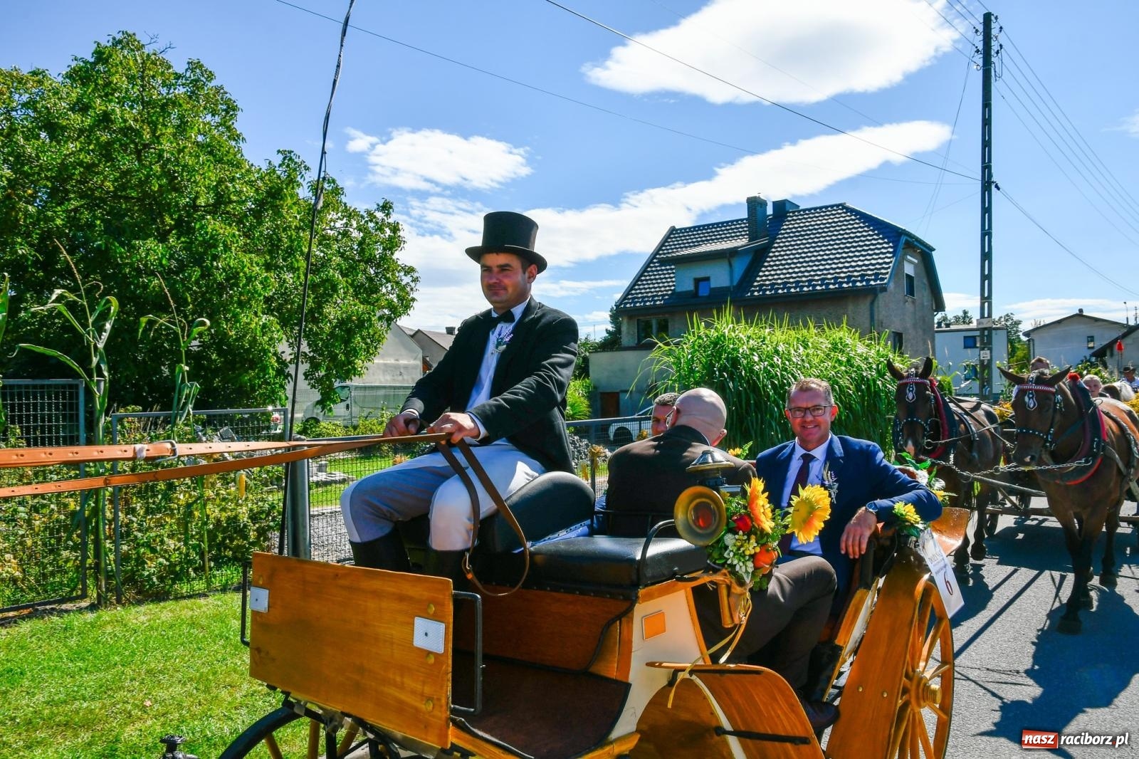 Zdjęcie w galerii na portalu naszraciborz.pl: Dożynkowy korowód ruszył z Pogrzebienia. Święto plonów trwa w Kornowacu [FOTO i WIDEO] wiadomości z regionu