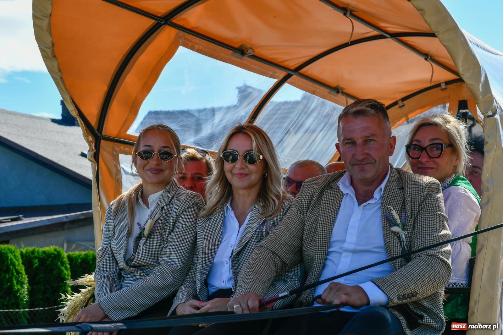 Zdjęcie w galerii na portalu naszraciborz.pl: Dożynkowy korowód ruszył z Pogrzebienia. Święto plonów trwa w Kornowacu [FOTO i WIDEO] wiadomości z regionu