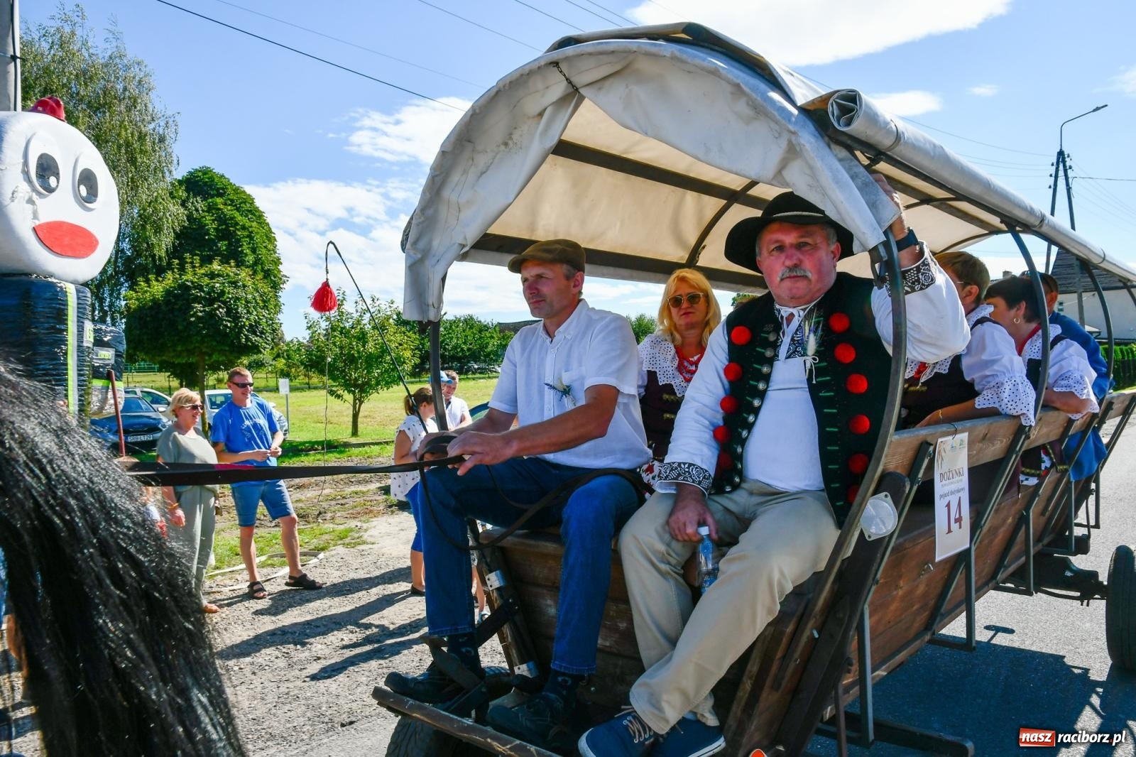 Zdjęcie w galerii na portalu naszraciborz.pl: Dożynkowy korowód ruszył z Pogrzebienia. Święto plonów trwa w Kornowacu [FOTO i WIDEO] wiadomości z regionu