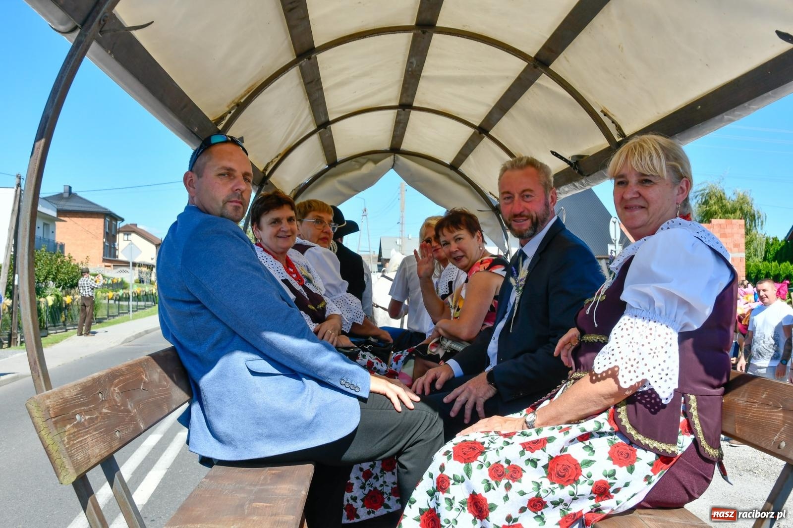 Zdjęcie w galerii na portalu naszraciborz.pl: Dożynkowy korowód ruszył z Pogrzebienia. Święto plonów trwa w Kornowacu [FOTO i WIDEO] wiadomości z regionu