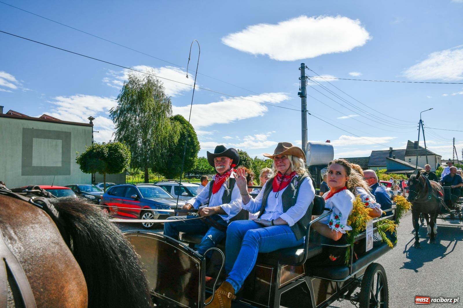 Zdjęcie w galerii na portalu naszraciborz.pl: Dożynkowy korowód ruszył z Pogrzebienia. Święto plonów trwa w Kornowacu [FOTO i WIDEO] wiadomości z regionu