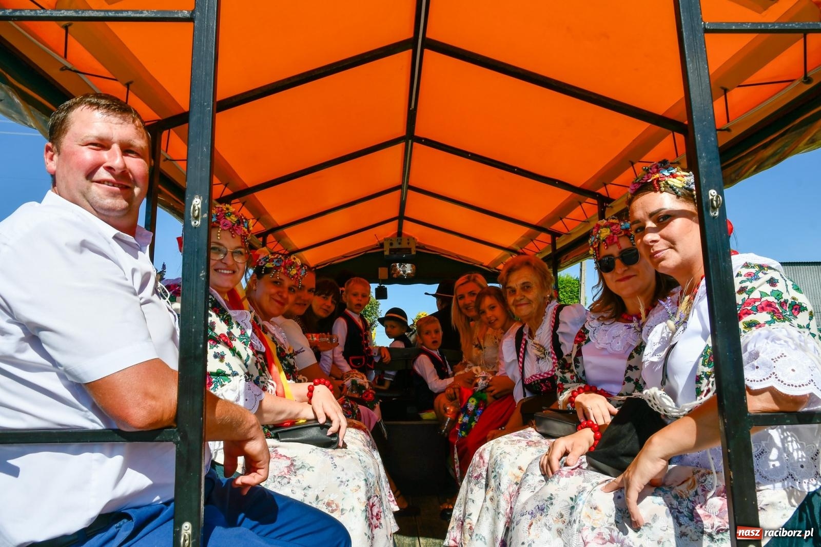 Zdjęcie w galerii na portalu naszraciborz.pl: Dożynkowy korowód ruszył z Pogrzebienia. Święto plonów trwa w Kornowacu [FOTO i WIDEO] wiadomości z regionu