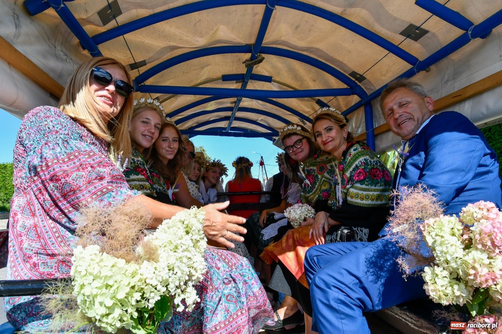 Zdjęcie w galerii na portalu naszraciborz.pl: Dożynkowy korowód ruszył z Pogrzebienia. Święto plonów trwa w Kornowacu [FOTO i WIDEO] wiadomości z regionu