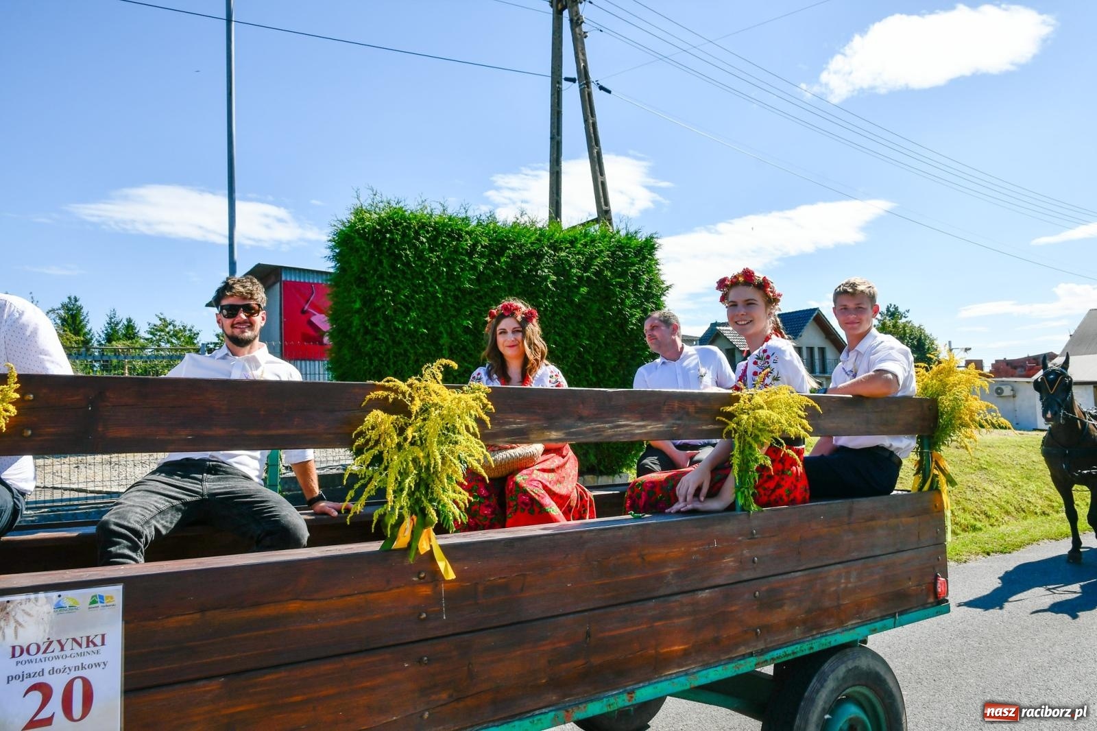 Zdjęcie w galerii na portalu naszraciborz.pl: Dożynkowy korowód ruszył z Pogrzebienia. Święto plonów trwa w Kornowacu [FOTO i WIDEO] wiadomości z regionu