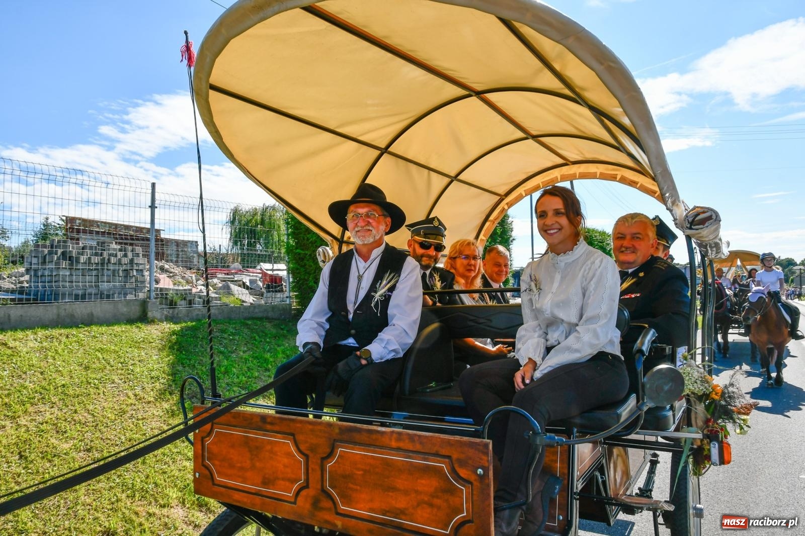 Zdjęcie w galerii na portalu naszraciborz.pl: Dożynkowy korowód ruszył z Pogrzebienia. Święto plonów trwa w Kornowacu [FOTO i WIDEO] wiadomości z regionu