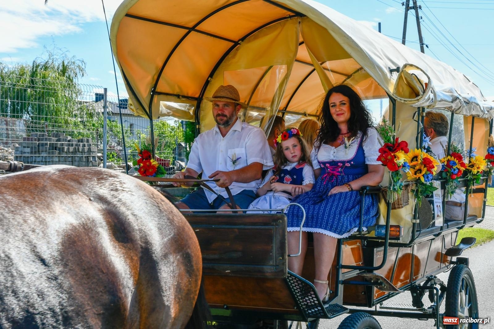 Zdjęcie w galerii na portalu naszraciborz.pl: Dożynkowy korowód ruszył z Pogrzebienia. Święto plonów trwa w Kornowacu [FOTO i WIDEO] wiadomości z regionu