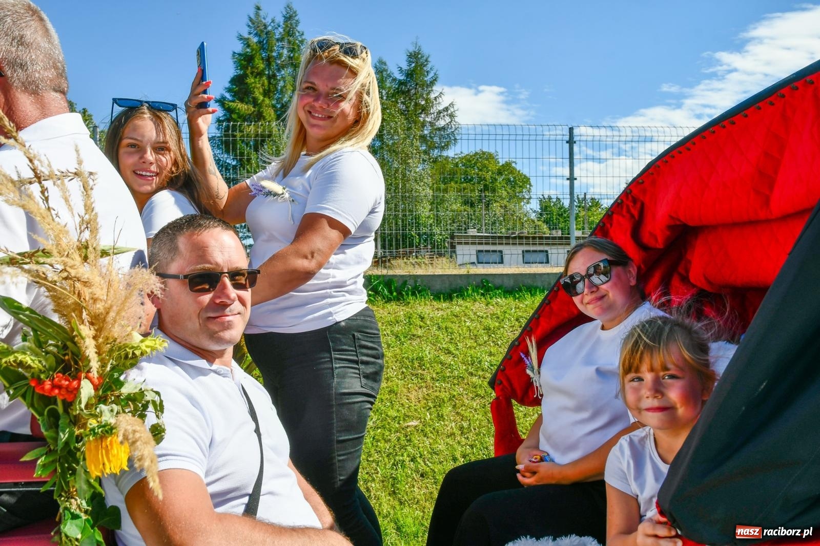 Zdjęcie w galerii na portalu naszraciborz.pl: Dożynkowy korowód ruszył z Pogrzebienia. Święto plonów trwa w Kornowacu [FOTO i WIDEO] wiadomości z regionu