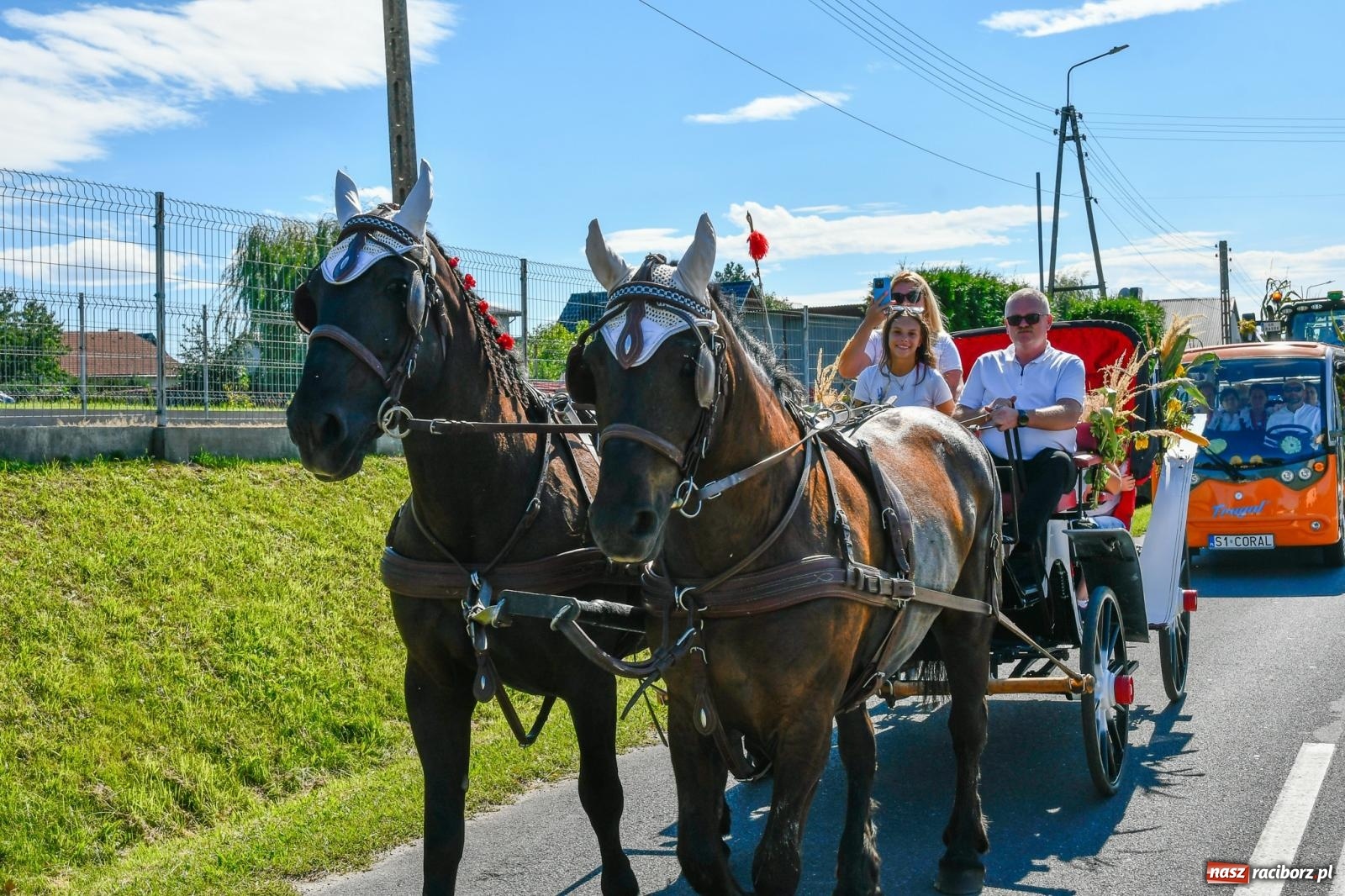 Zdjęcie w galerii na portalu naszraciborz.pl: Dożynkowy korowód ruszył z Pogrzebienia. Święto plonów trwa w Kornowacu [FOTO i WIDEO] wiadomości z regionu
