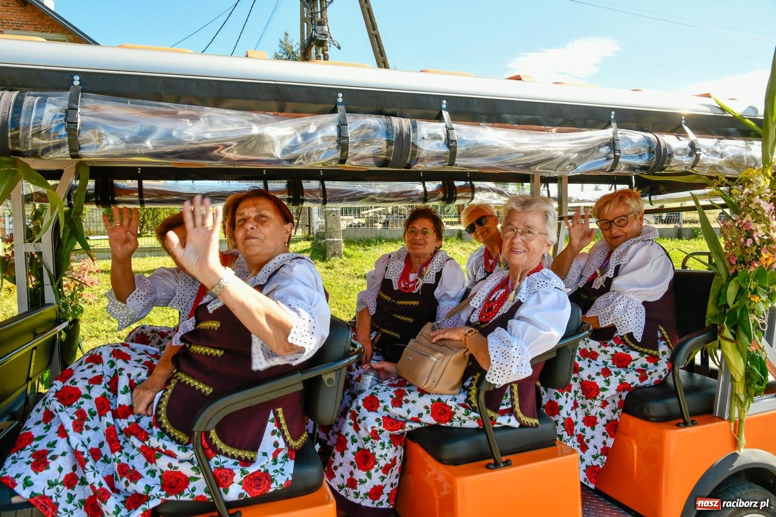 Zdjęcie w galerii na portalu naszraciborz.pl: Dożynkowy korowód ruszył z Pogrzebienia. Święto plonów trwa w Kornowacu [FOTO i WIDEO] wiadomości z regionu