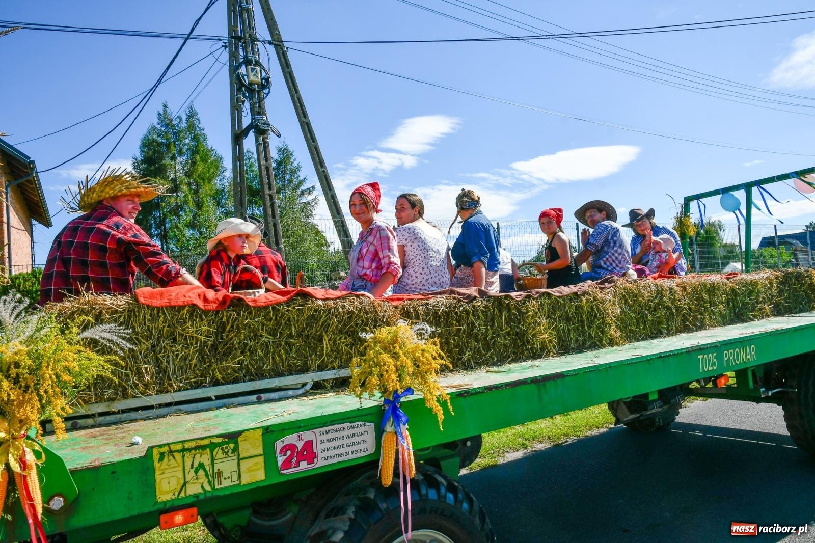 Zdjęcie w galerii na portalu naszraciborz.pl: Dożynkowy korowód ruszył z Pogrzebienia. Święto plonów trwa w Kornowacu [FOTO i WIDEO] wiadomości z regionu