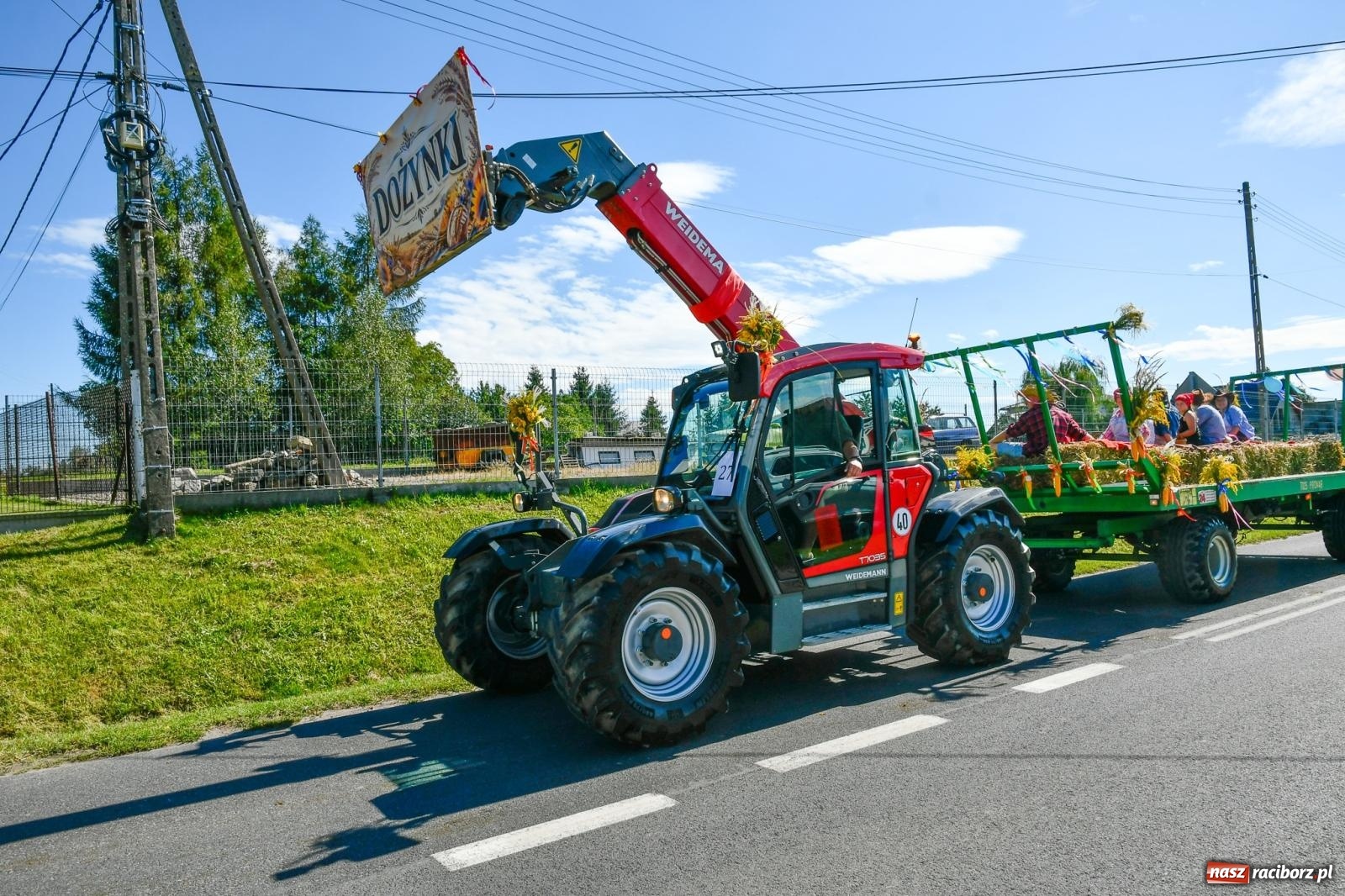 Zdjęcie w galerii na portalu naszraciborz.pl: Dożynkowy korowód ruszył z Pogrzebienia. Święto plonów trwa w Kornowacu [FOTO i WIDEO] wiadomości z regionu