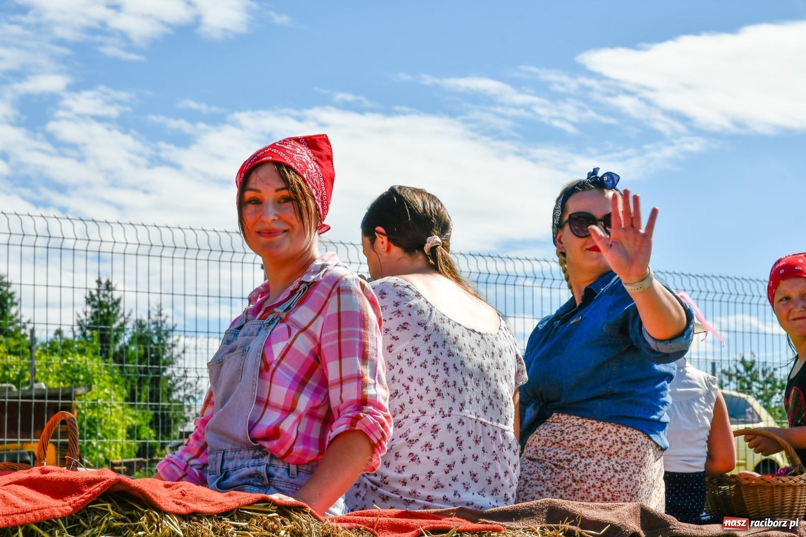 Zdjęcie w galerii na portalu naszraciborz.pl: Dożynkowy korowód ruszył z Pogrzebienia. Święto plonów trwa w Kornowacu [FOTO i WIDEO] wiadomości z regionu