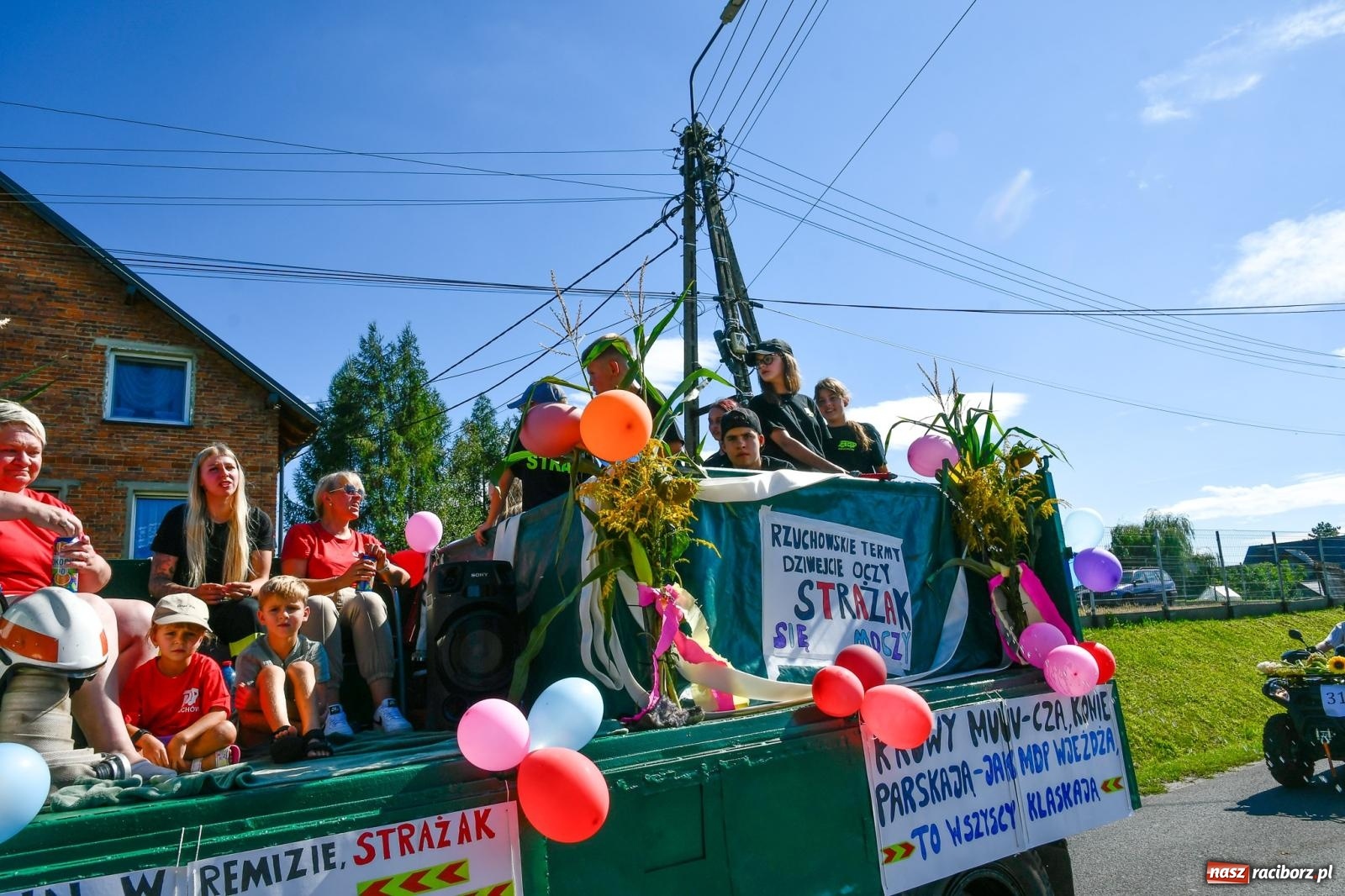 Zdjęcie w galerii na portalu naszraciborz.pl: Dożynkowy korowód ruszył z Pogrzebienia. Święto plonów trwa w Kornowacu [FOTO i WIDEO] wiadomości z regionu