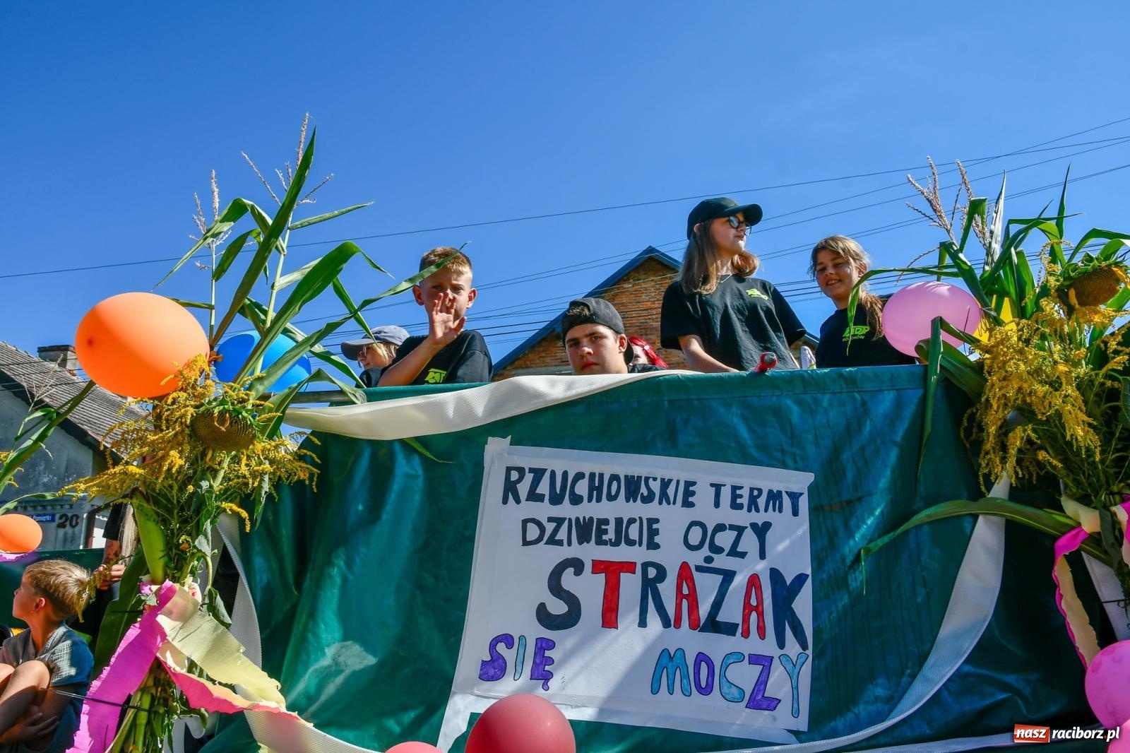 Zdjęcie w galerii na portalu naszraciborz.pl: Dożynkowy korowód ruszył z Pogrzebienia. Święto plonów trwa w Kornowacu [FOTO i WIDEO] wiadomości z regionu