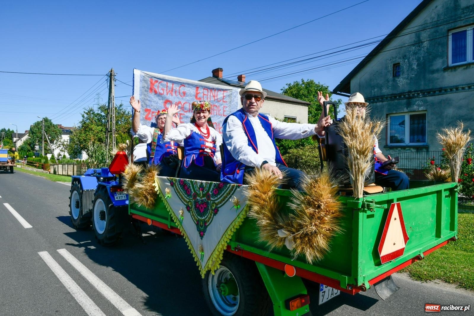 Zdjęcie w galerii na portalu naszraciborz.pl: Dożynkowy korowód ruszył z Pogrzebienia. Święto plonów trwa w Kornowacu [FOTO i WIDEO] wiadomości z regionu