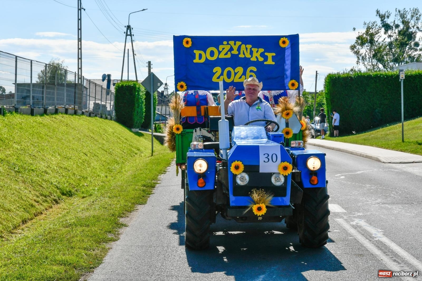 Zdjęcie w galerii na portalu naszraciborz.pl: Dożynkowy korowód ruszył z Pogrzebienia. Święto plonów trwa w Kornowacu [FOTO i WIDEO] wiadomości z regionu