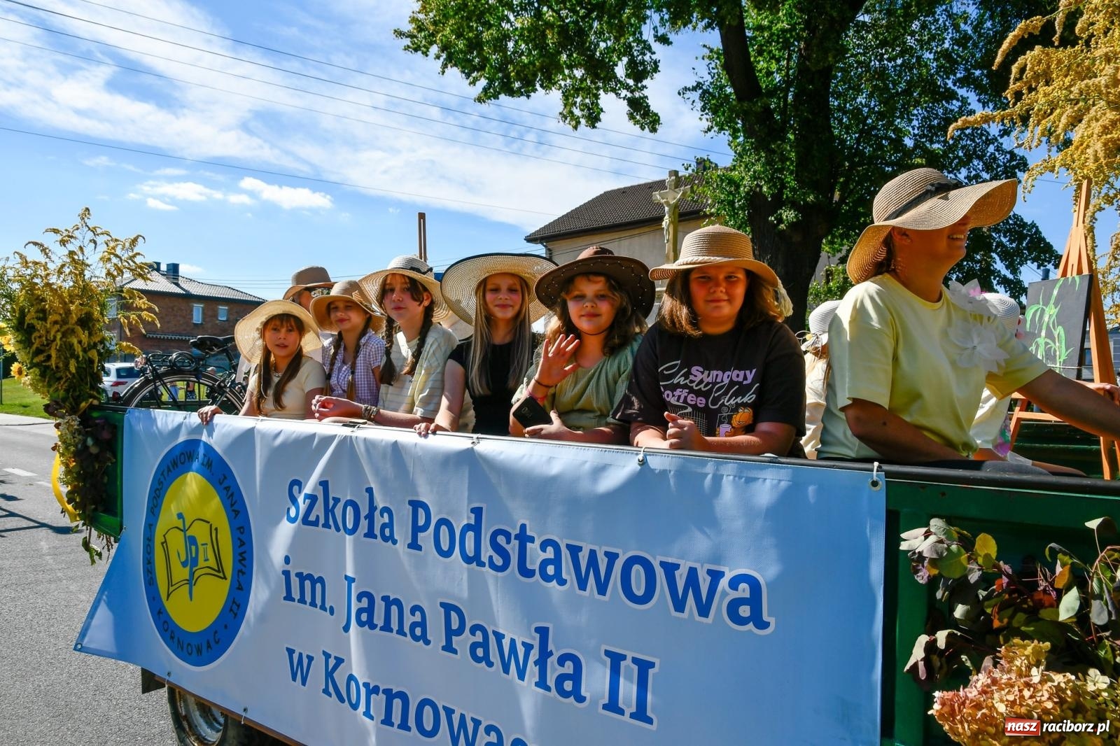 Zdjęcie w galerii na portalu naszraciborz.pl: Dożynkowy korowód ruszył z Pogrzebienia. Święto plonów trwa w Kornowacu [FOTO i WIDEO] wiadomości z regionu