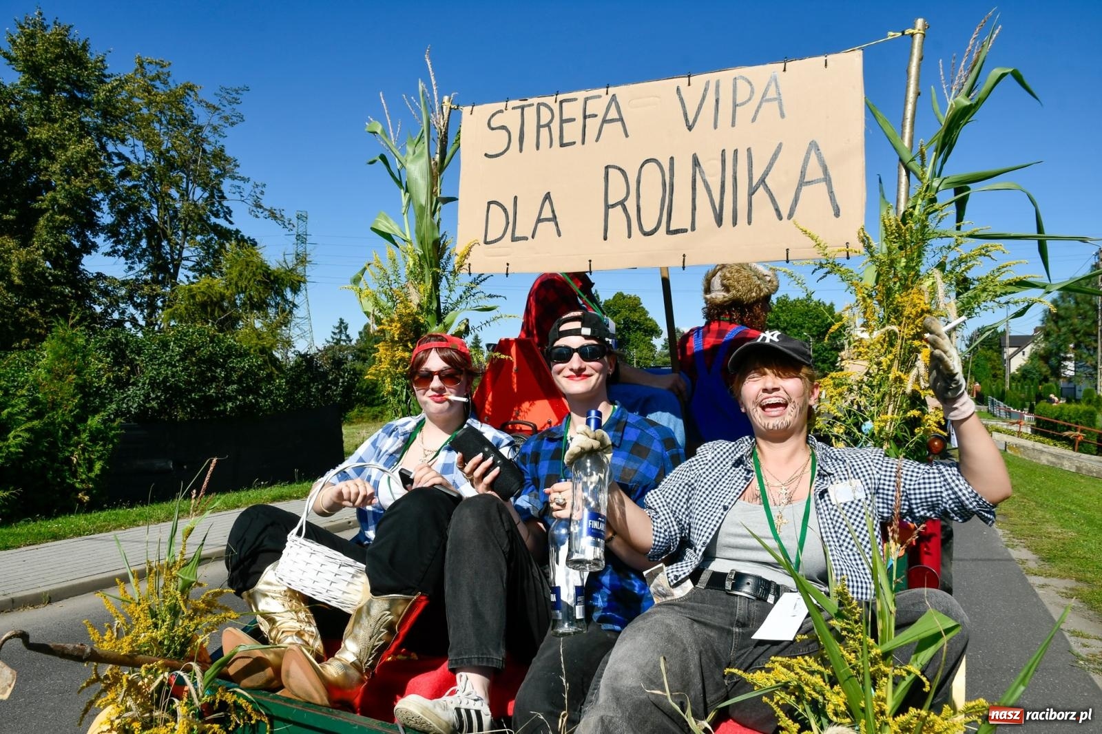 Zdjęcie w galerii na portalu naszraciborz.pl: Dożynkowy korowód ruszył z Pogrzebienia. Święto plonów trwa w Kornowacu [FOTO i WIDEO] wiadomości z regionu