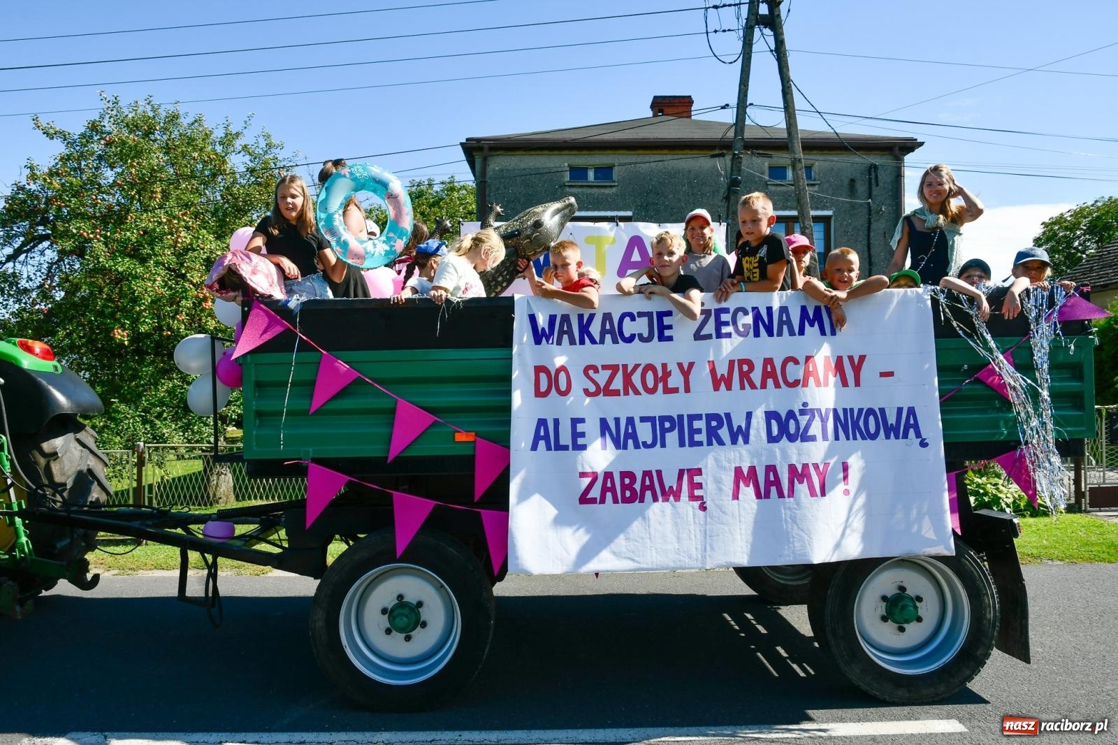 Zdjęcie w galerii na portalu naszraciborz.pl: Dożynkowy korowód ruszył z Pogrzebienia. Święto plonów trwa w Kornowacu [FOTO i WIDEO] wiadomości z regionu