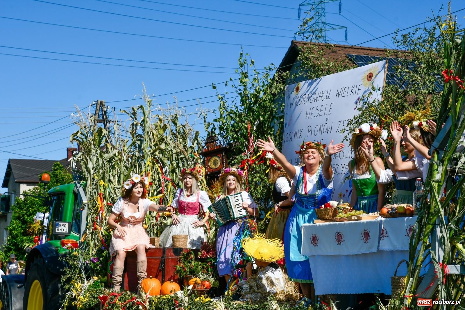 Zdjęcie w galerii na portalu naszraciborz.pl: Dożynkowy korowód ruszył z Pogrzebienia. Święto plonów trwa w Kornowacu [FOTO i WIDEO] wiadomości z regionu